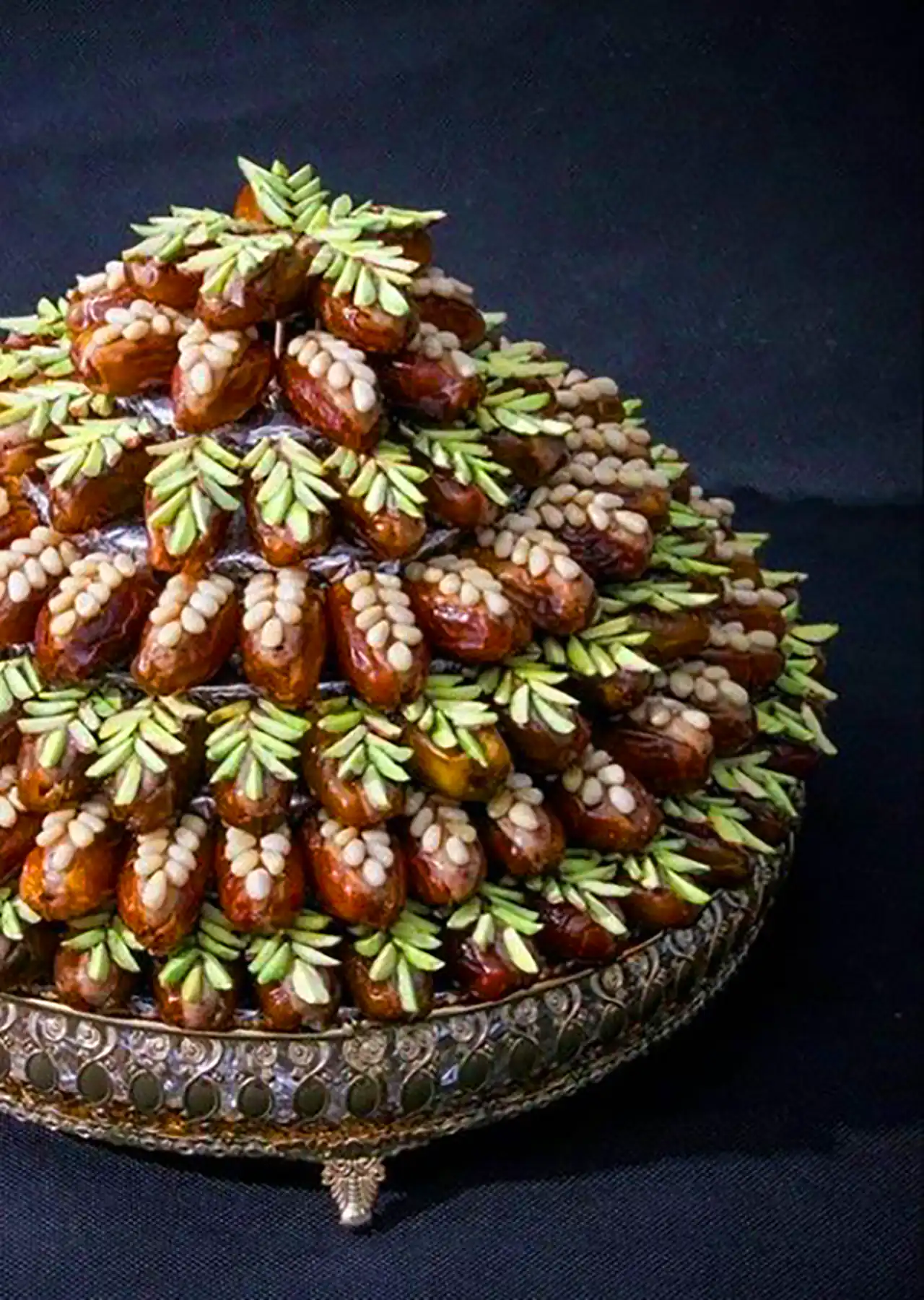 دیزاین شیک خرما با مغزها 