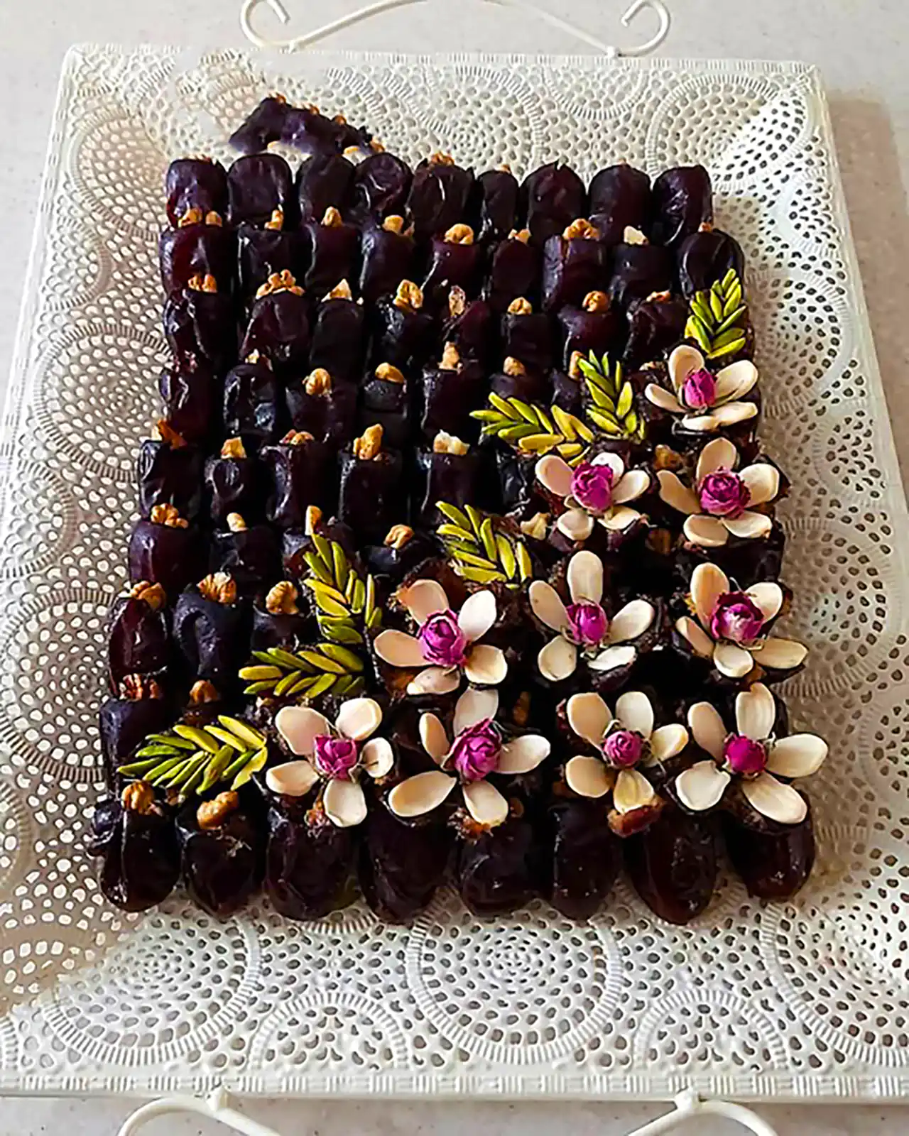 دیزاین شیک خرما با مغزها 