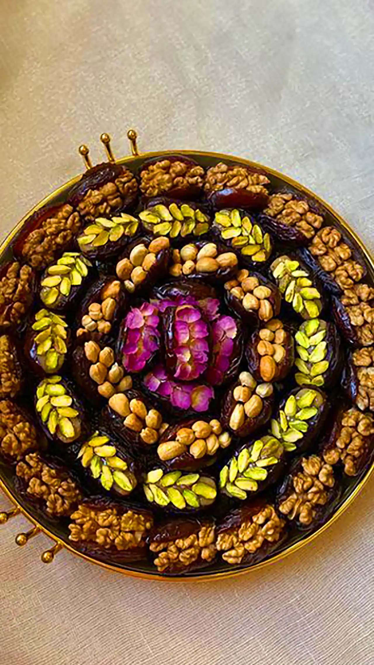 دیزاین شیک خرما با مغزها 