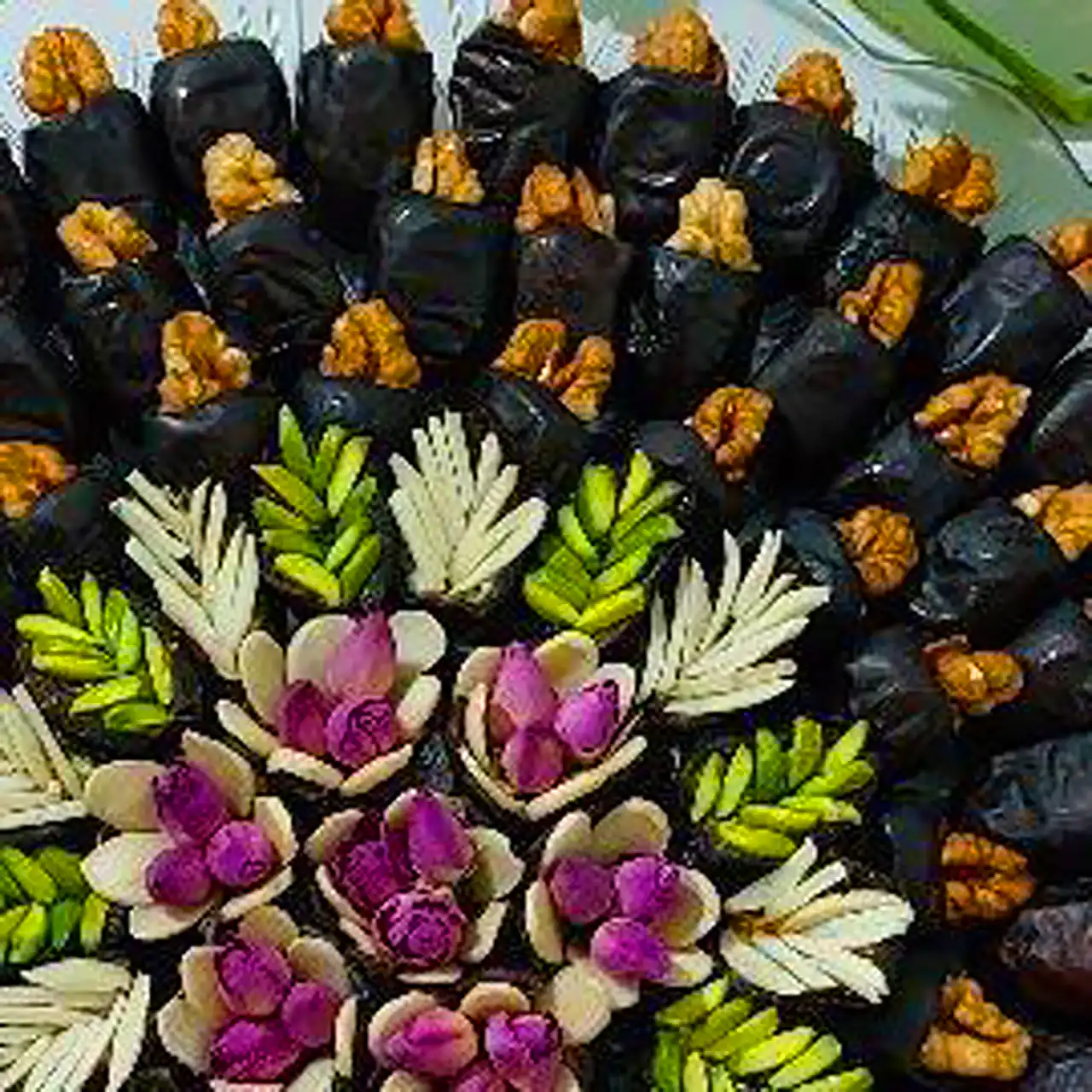 دیزاین شیک خرما با مغزها 