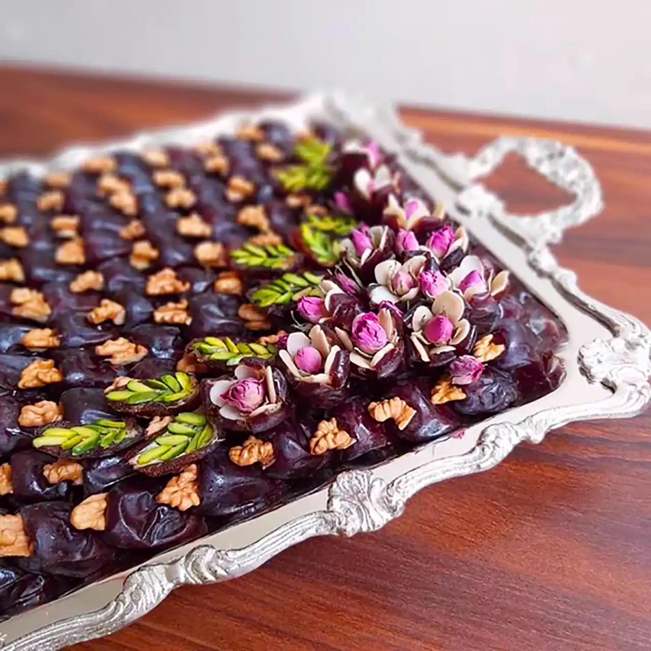 دیزاین شیک خرما با مغزها 