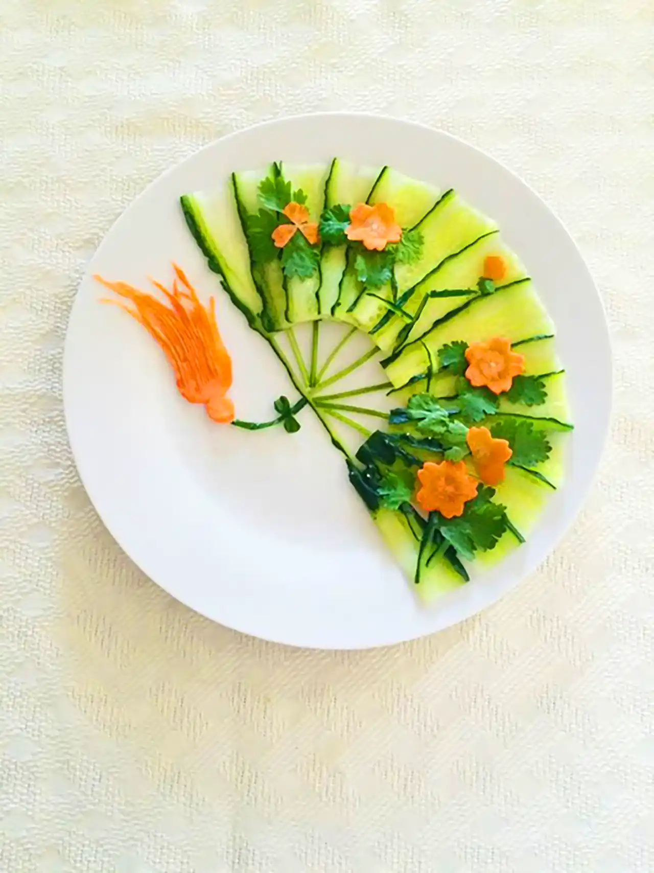 دورچین غذا با میوه ها 