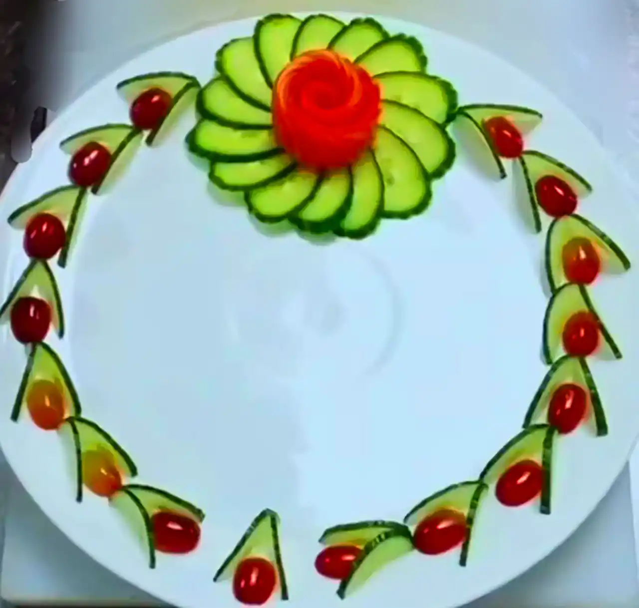 دورچین غذا با میوه ها 