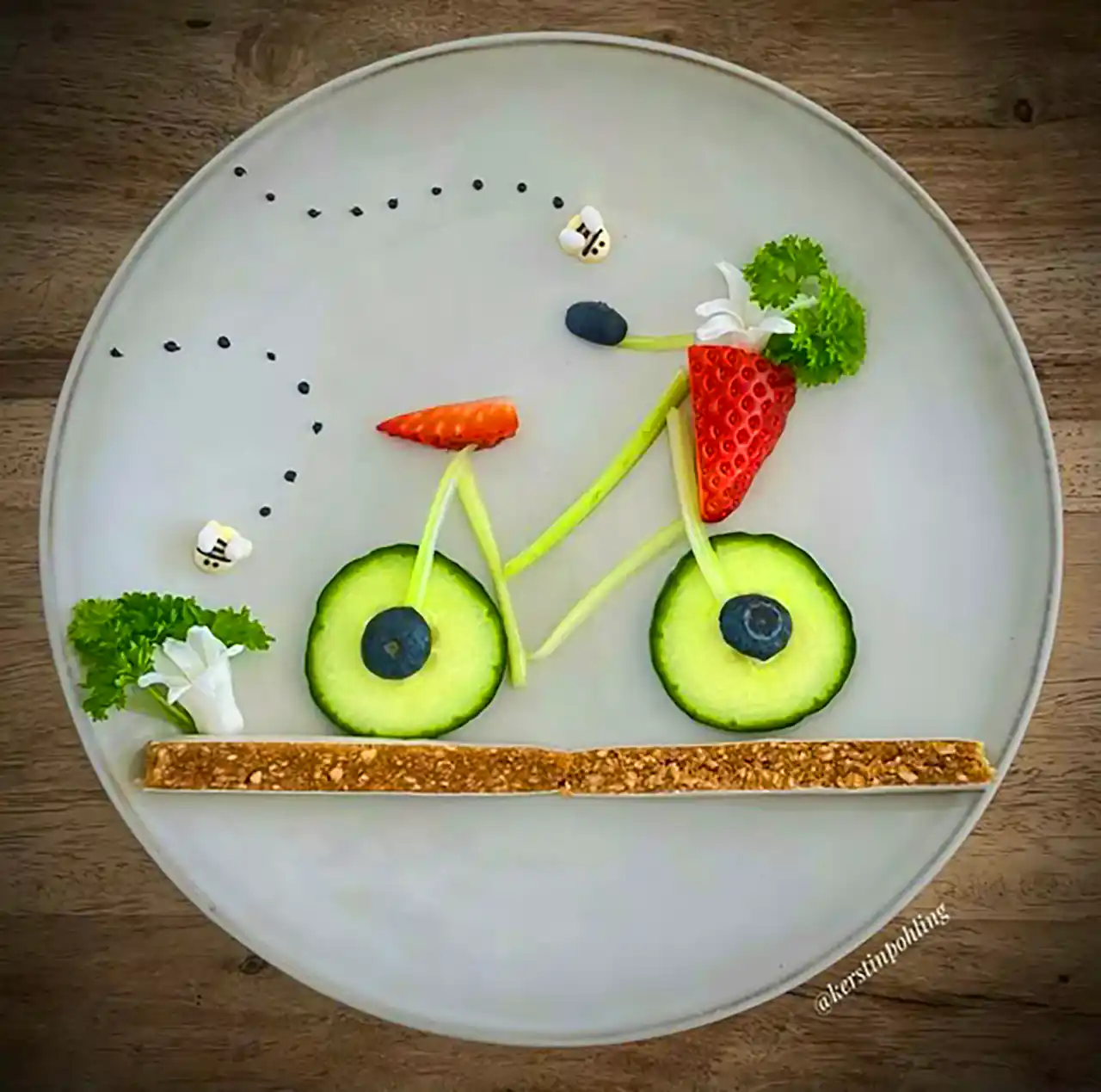 دورچین غذا با میوه ها 