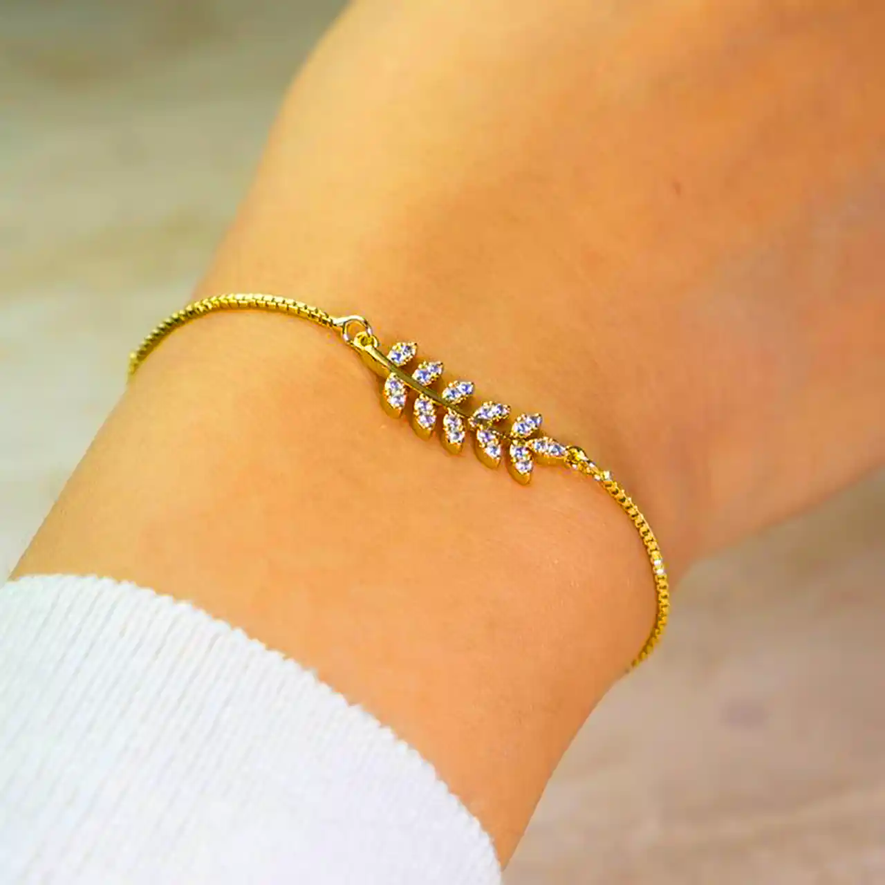 دستبند ظریف و شیک دخترانه  