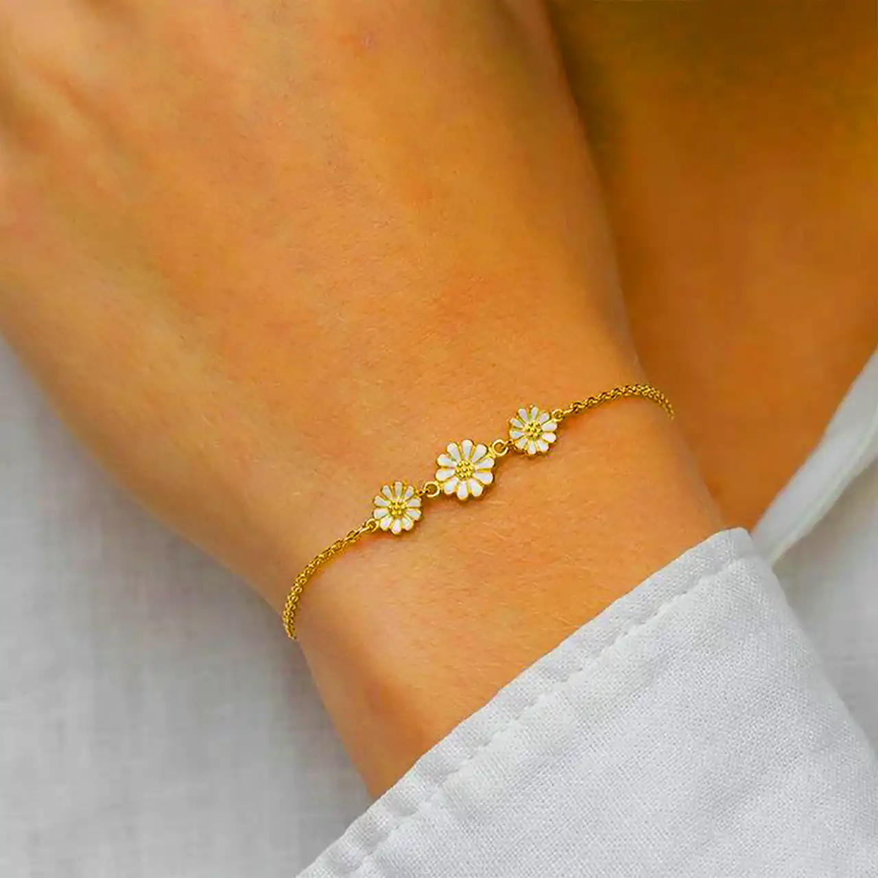 دستبند ظریف و شیک دخترانه  