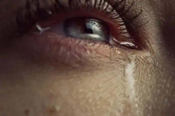 تعبیر خواب گریه ابن سیرین + برای زن متاهل و باردار و دختر مجرد و از دید مولف