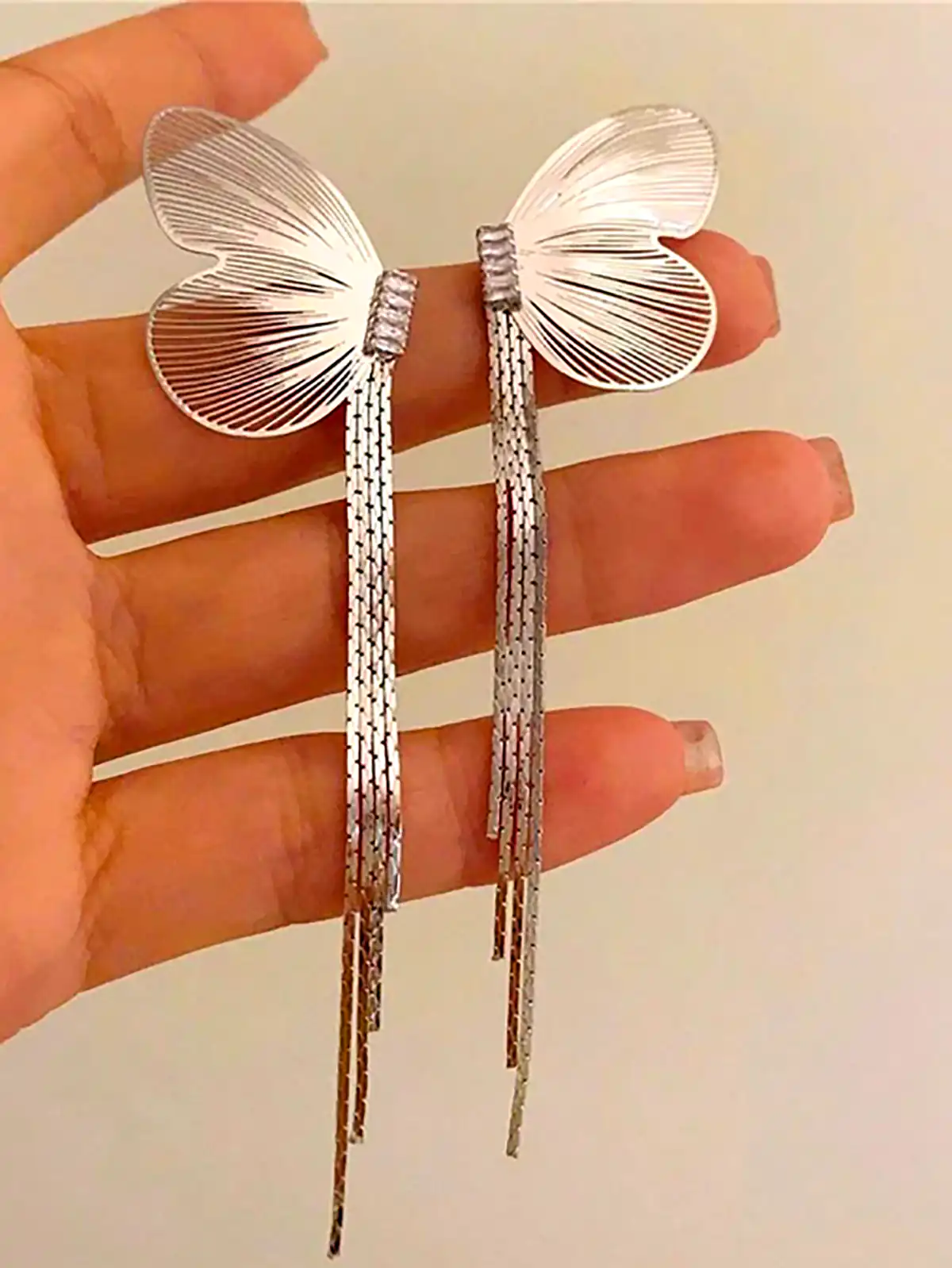 گوشواره آبشاری پروانه ای