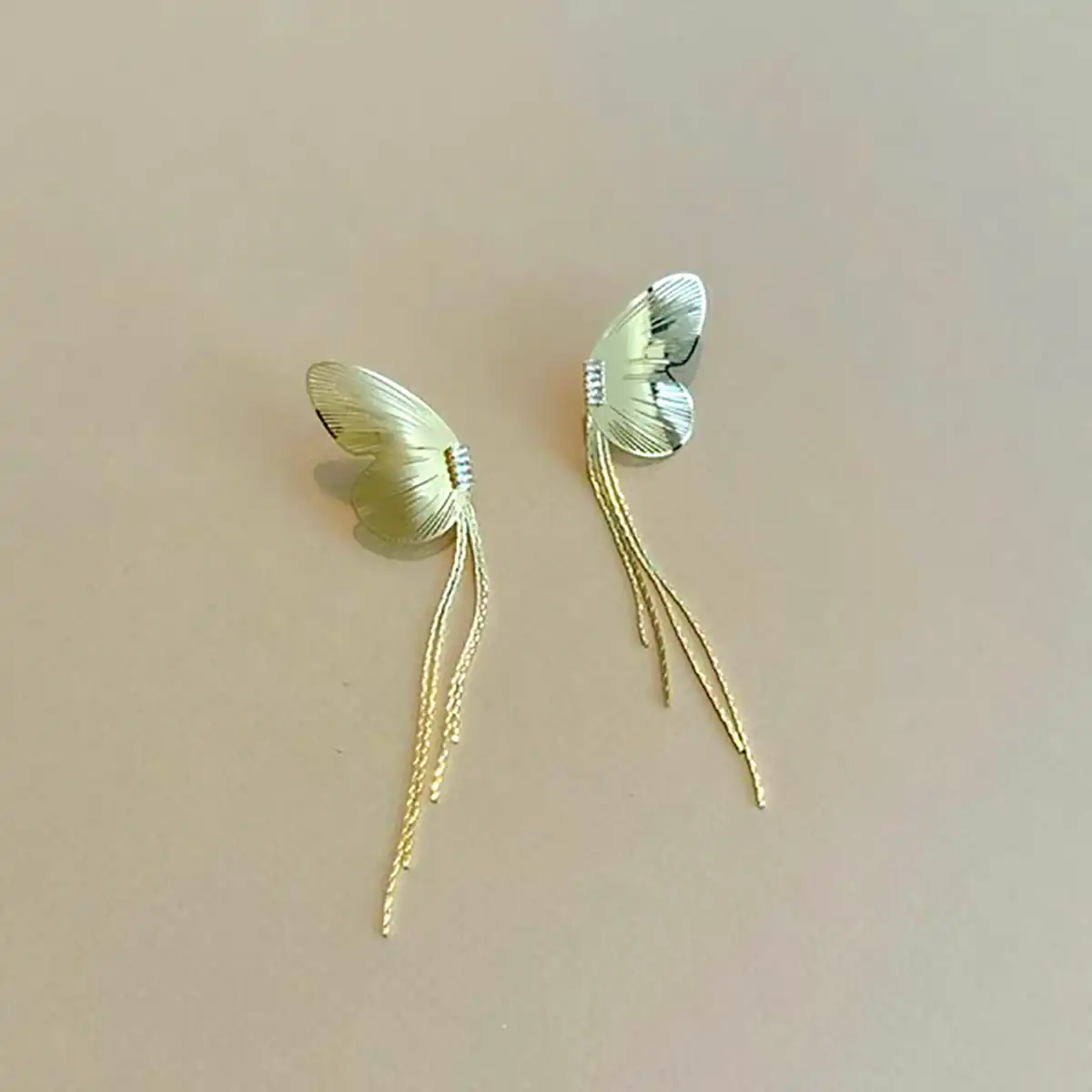 گوشواره آبشاری پروانه ای