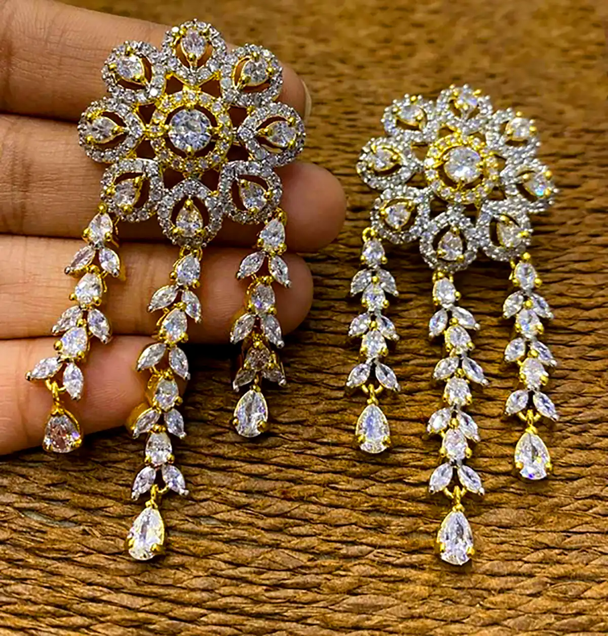 گوشواره اشکی نگین دار مجلسی 