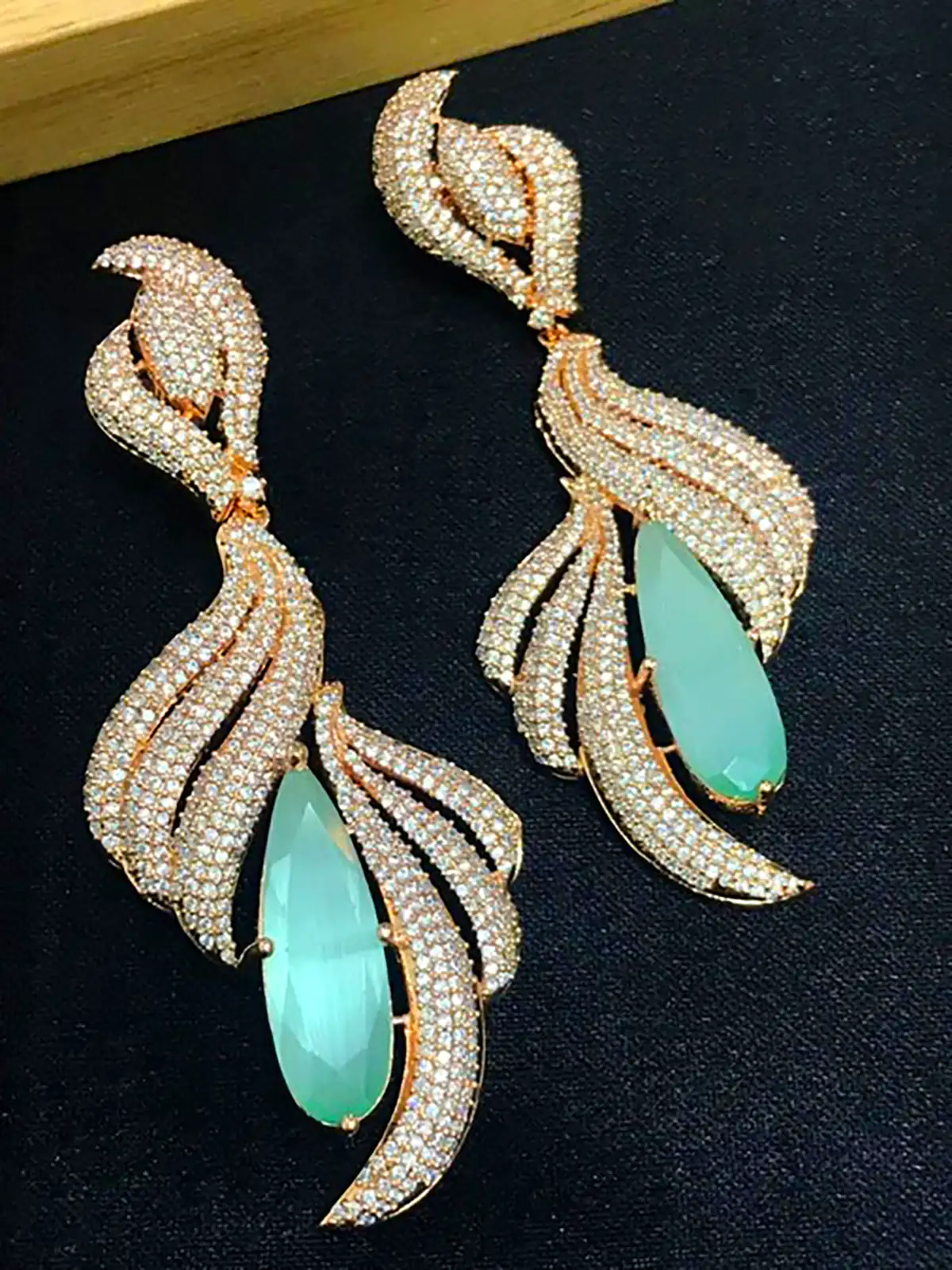 گوشواره اشکی نگین دار مجلسی 