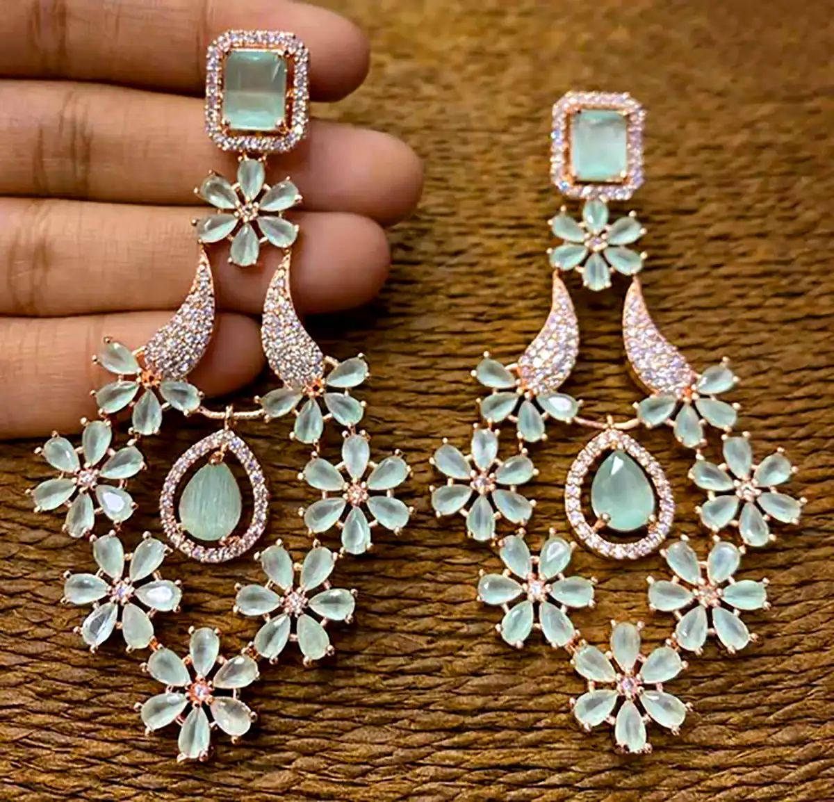 گوشواره اشکی نگین دار مجلسی 