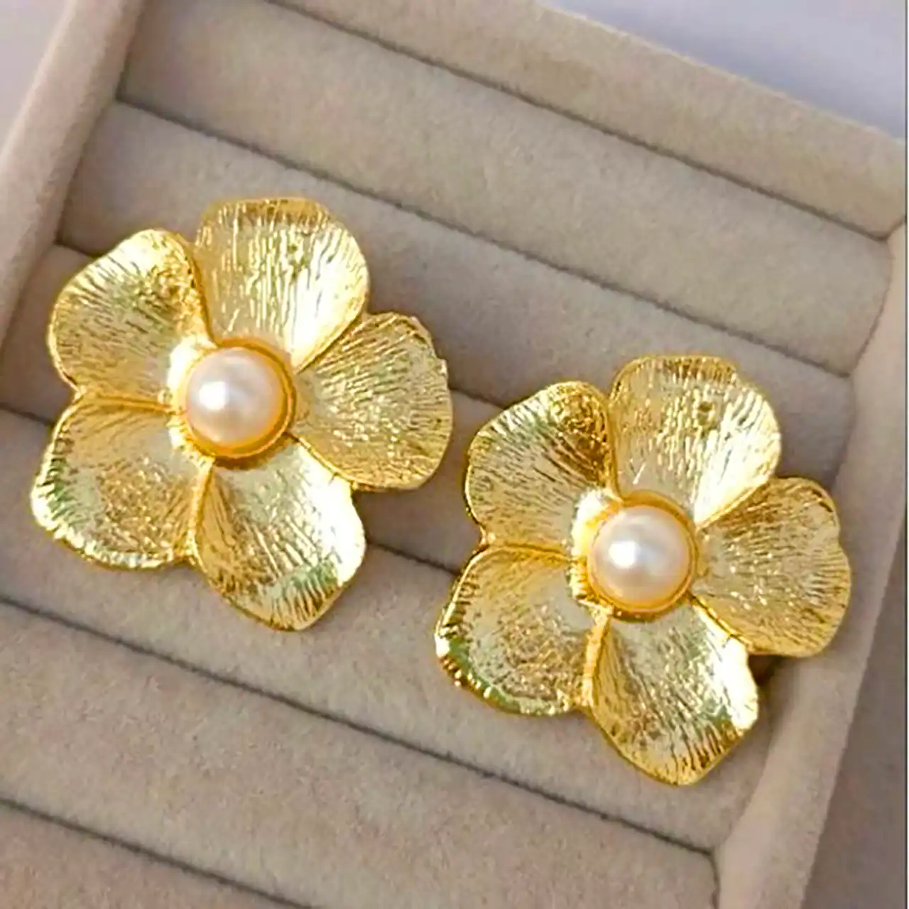 گوشواره حجمی گلبرگ 