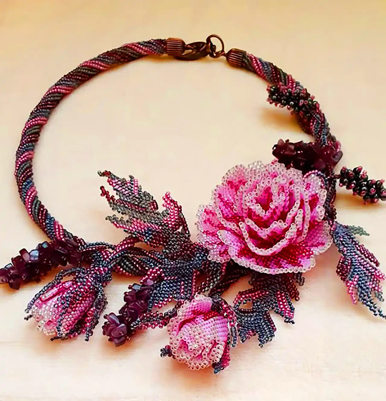 گردنبند منجوق دوزی رومانتویی