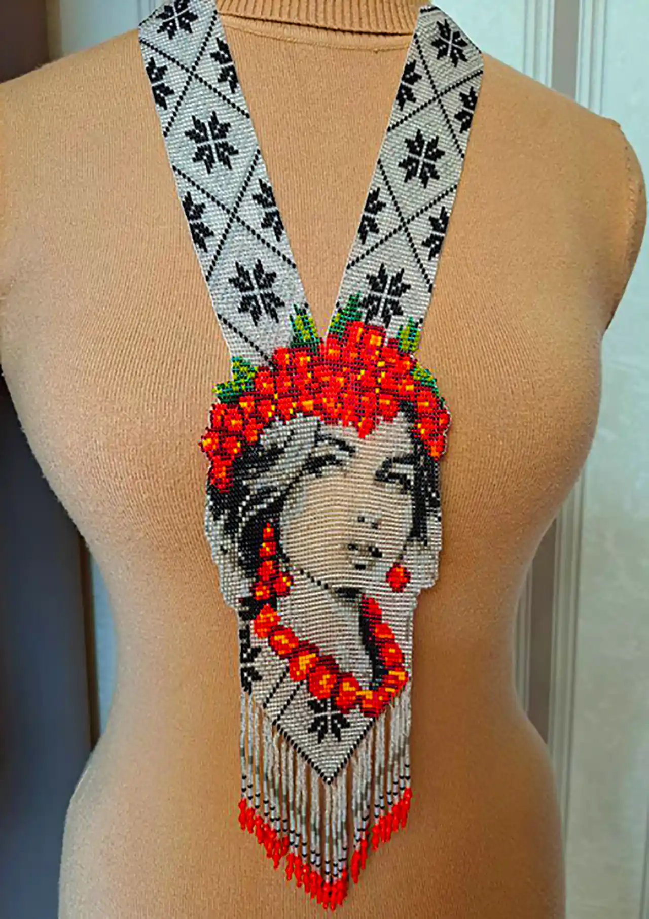 گردنبند منجوق دوزی رومانتویی