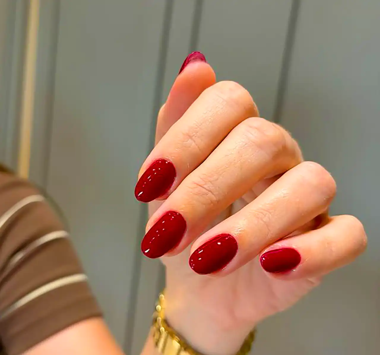 کاشت ناخن با رنگ گیلاسی
