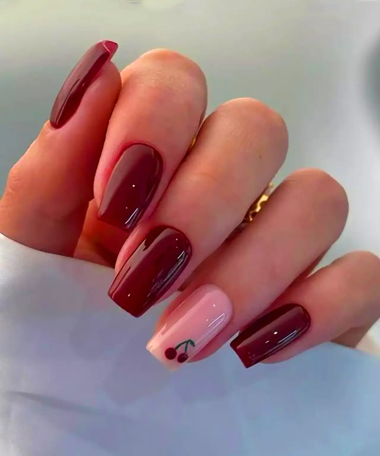 کاشت ناخن با رنگ گیلاسی