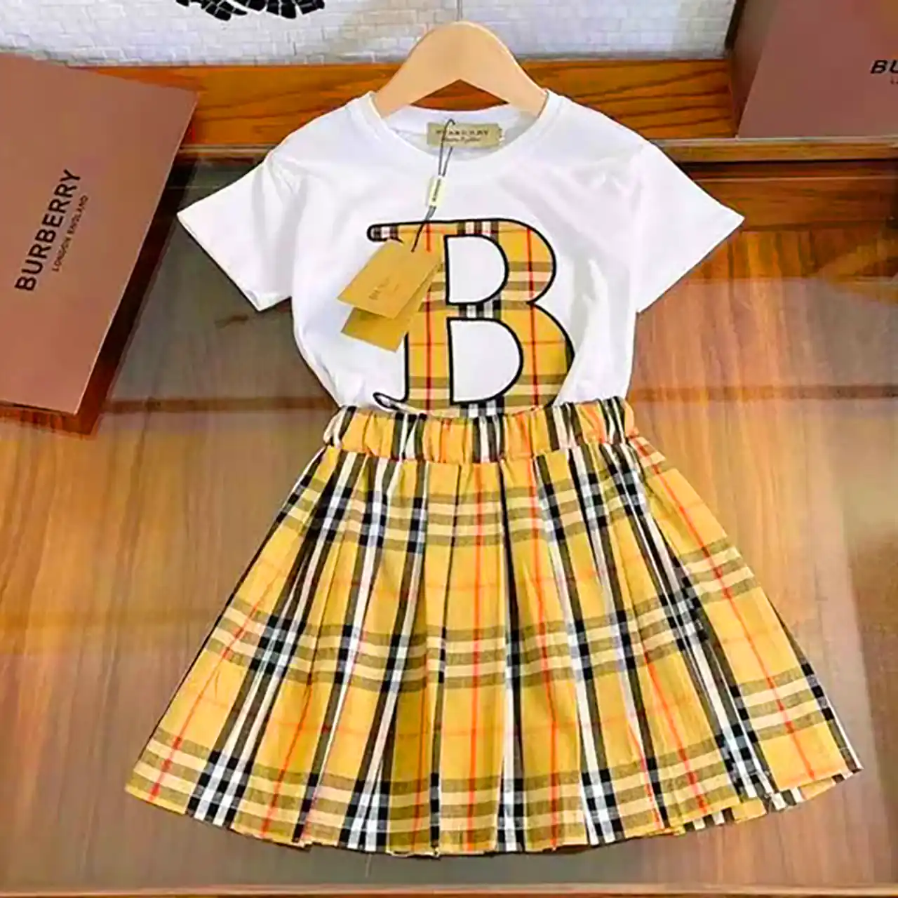 لباس بچگانه با طرح بربری 