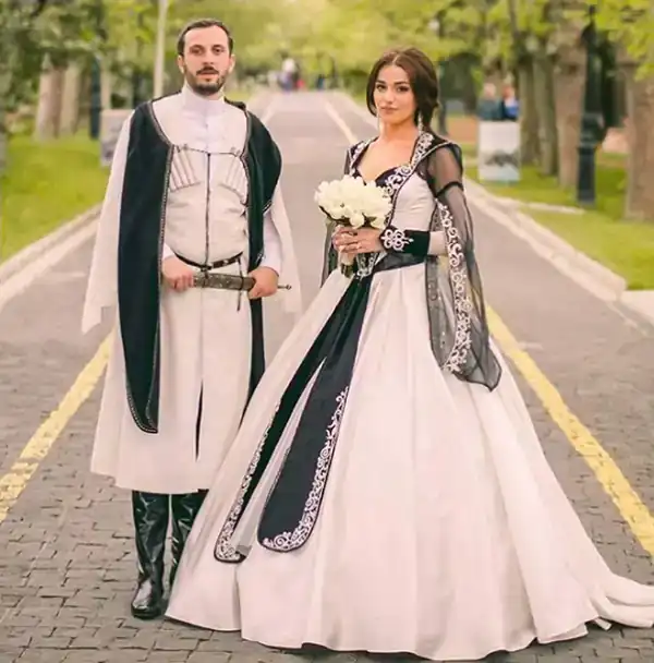 تعبیر خواب لباس محلی سفید + برای زن متاهل و باردار و دختر مجرد و از دید مولف