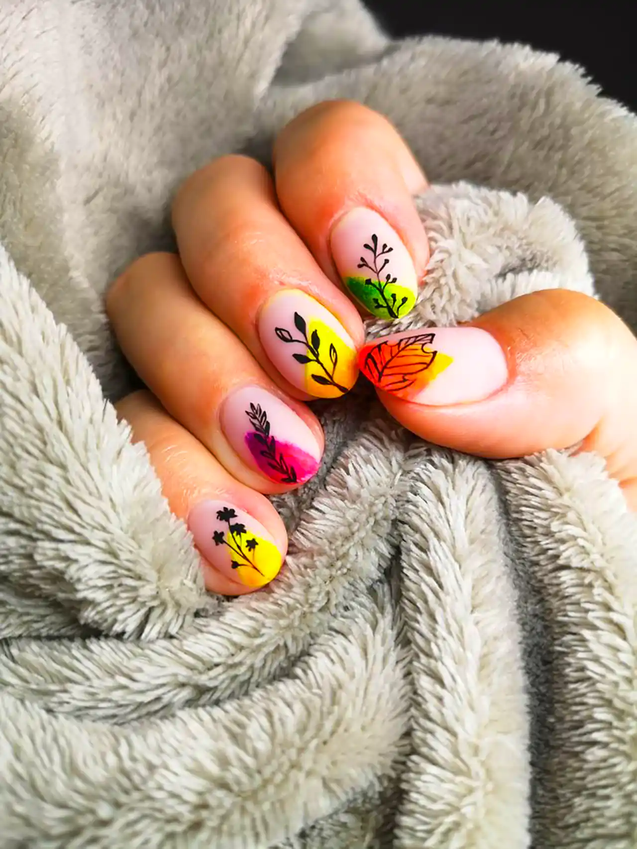 مدل ناخن با دیزاین برگ زیتون 