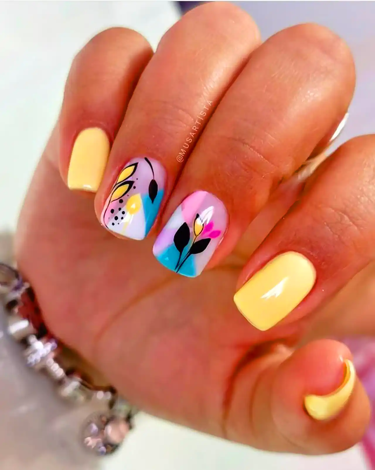 مدل ناخن با دیزاین برگ زیتون 