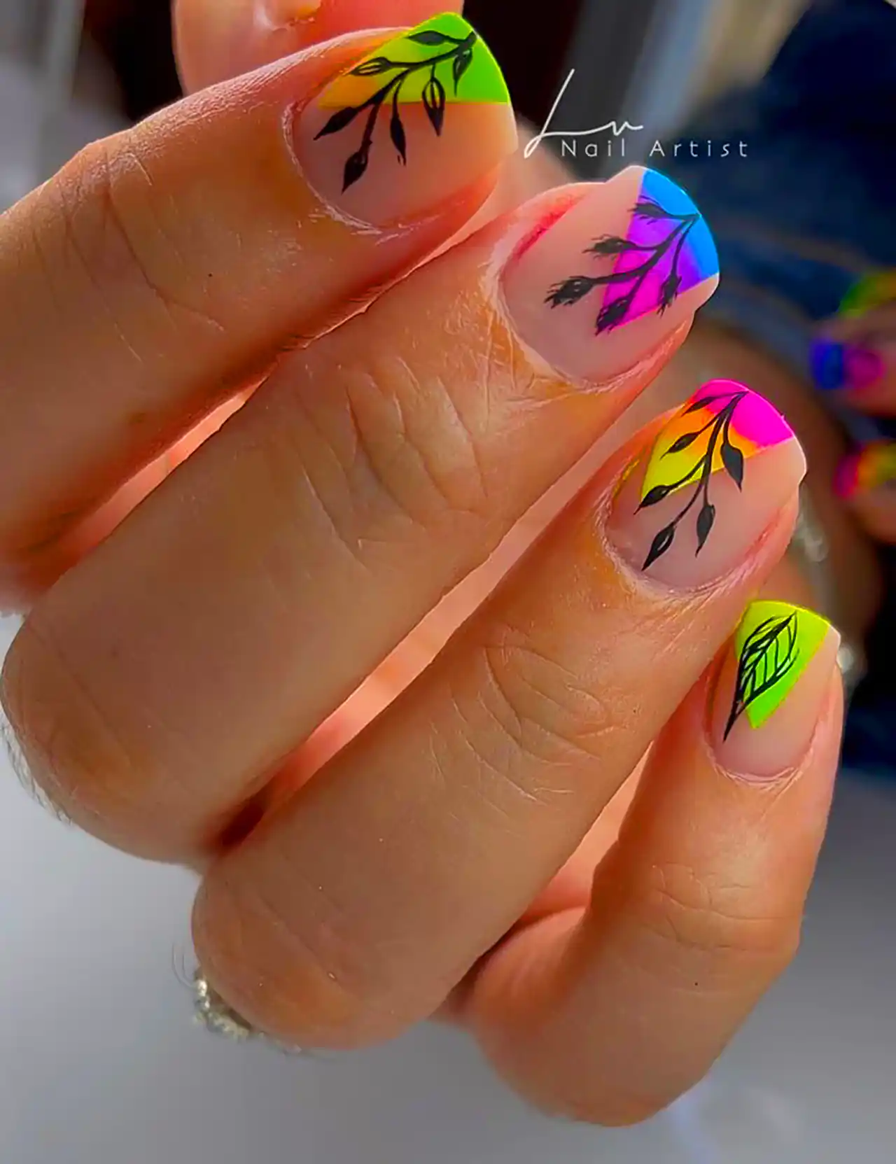 مدل ناخن با دیزاین برگ زیتون 