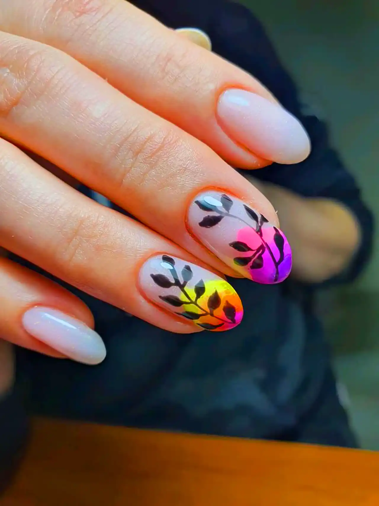 مدل ناخن با دیزاین برگ زیتون 