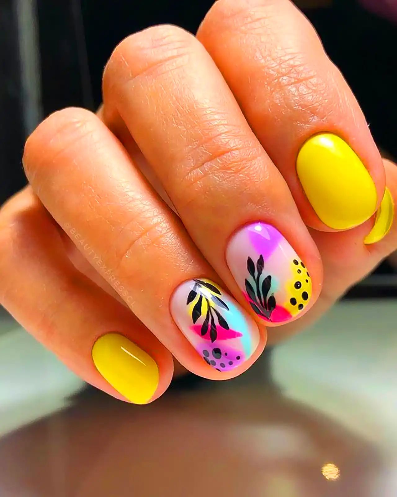 مدل ناخن با دیزاین برگ زیتون 