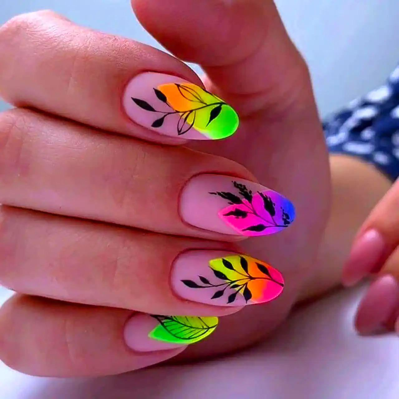 مدل ناخن با دیزاین برگ زیتون 