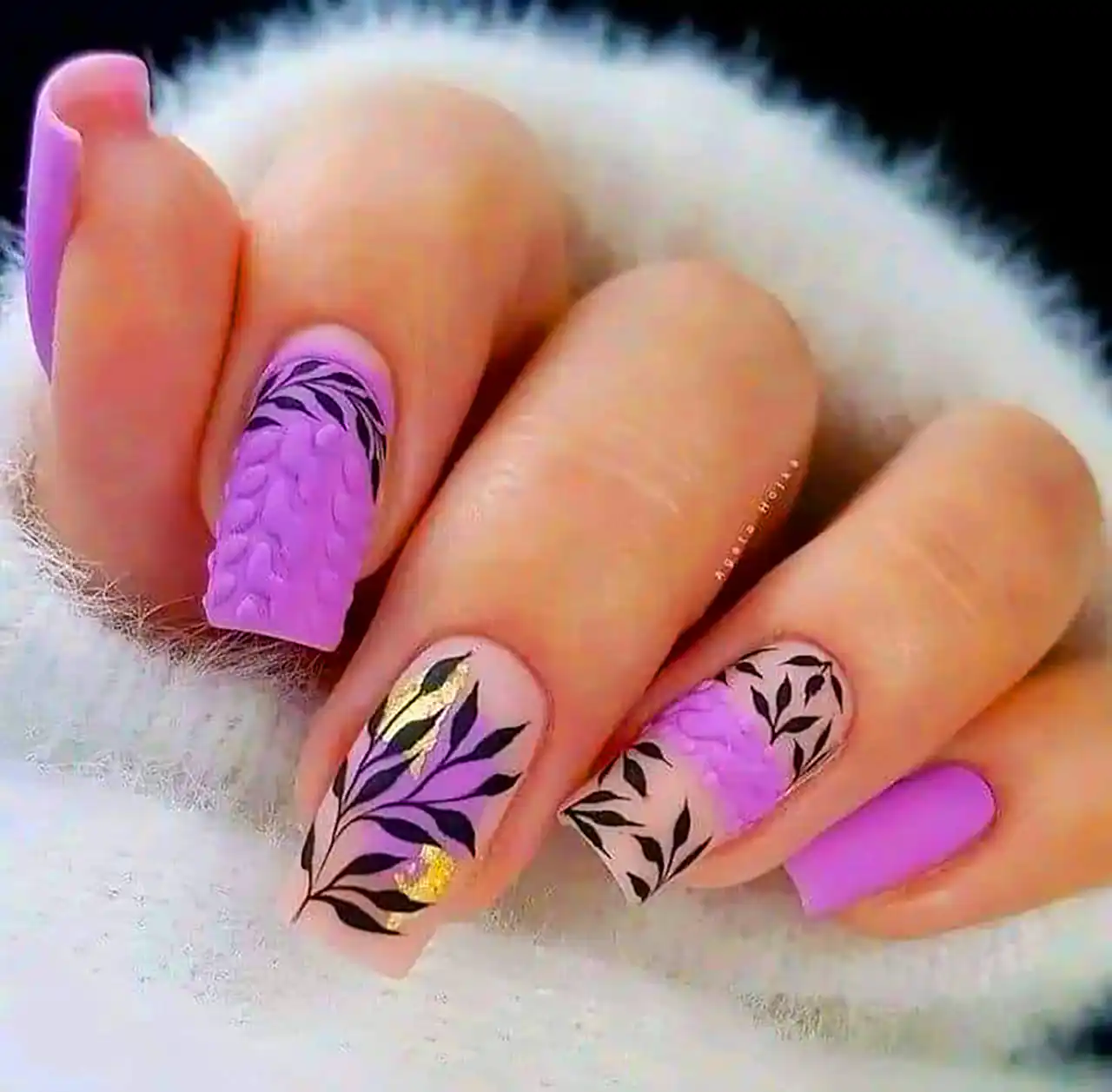 مدل ناخن با دیزاین برگ زیتون 