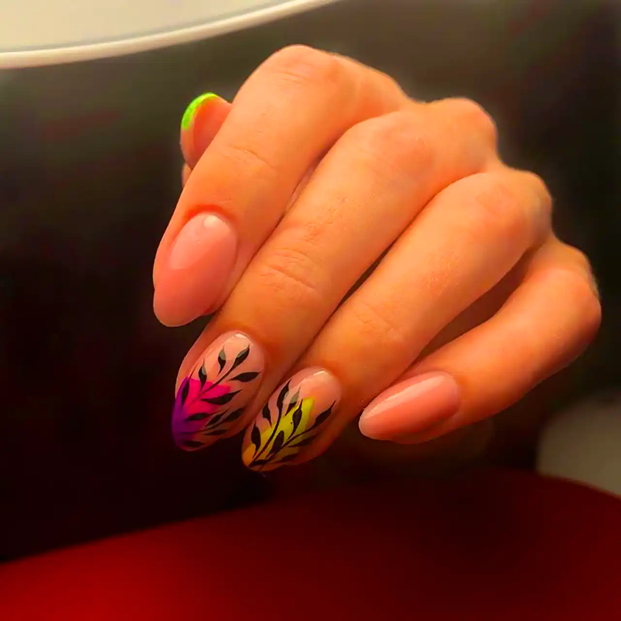 مدل ناخن با دیزاین برگ زیتون 