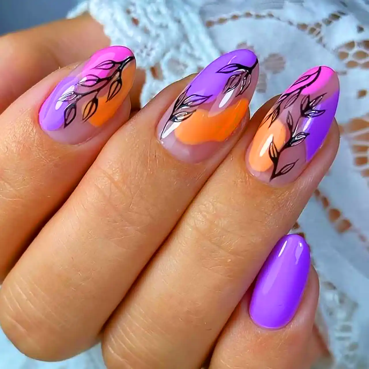 مدل ناخن با دیزاین برگ زیتون 