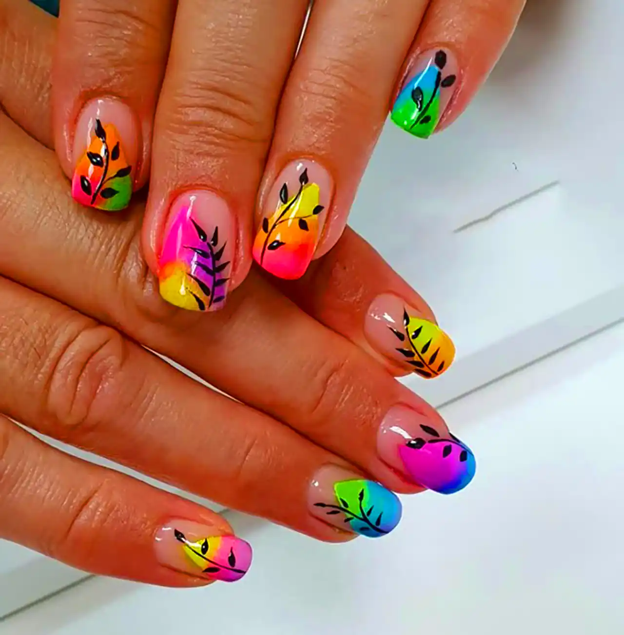 مدل ناخن با دیزاین برگ زیتون 