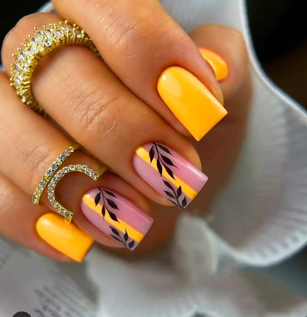 مدل ناخن با دیزاین برگ زیتون 