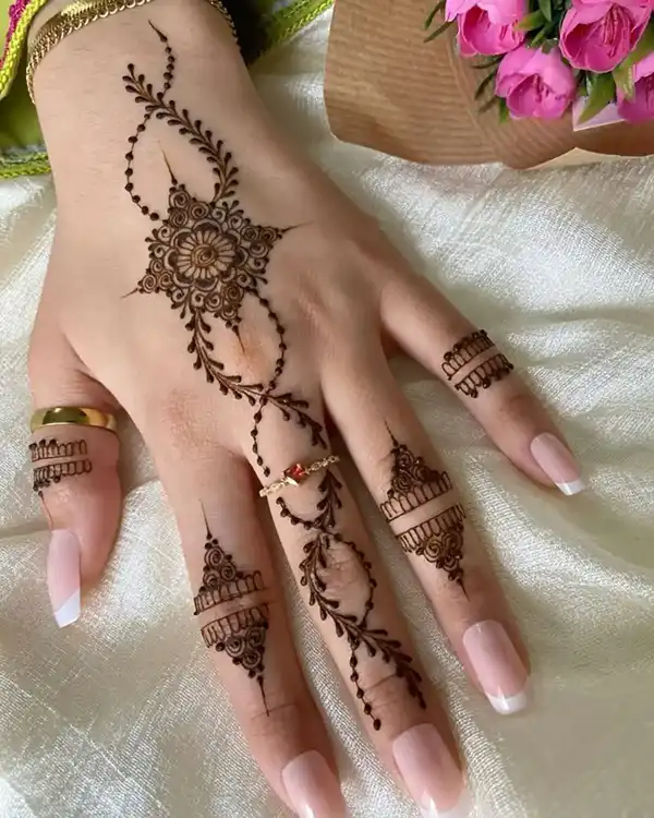 مدل حنا اسم + طراحی با حنا کاری جذاب و خلاقانه برای افراد جسور و خلاق