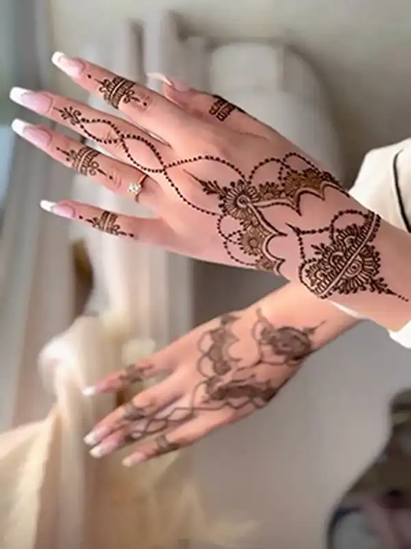 مدل حنا اسم + طراحی با حنا کاری جذاب و خلاقانه برای افراد جسور و خلاق