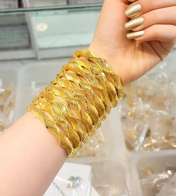 مدل النگو اماراتی + برق طلای خاص با طرح های ظریف و جذاب اماراتی