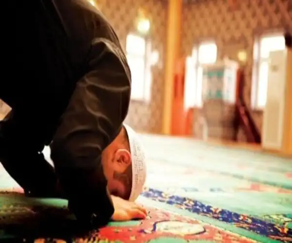 تعبیر خواب نماز خواندن ابن سیرین + برای زن متاهل و باردار و دختر مجرد و از دید مولف