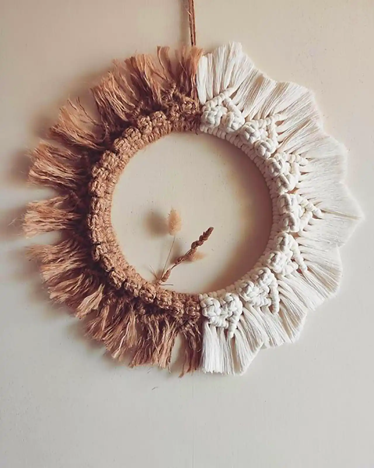 قاب دیوارکوب گرد مینیمال