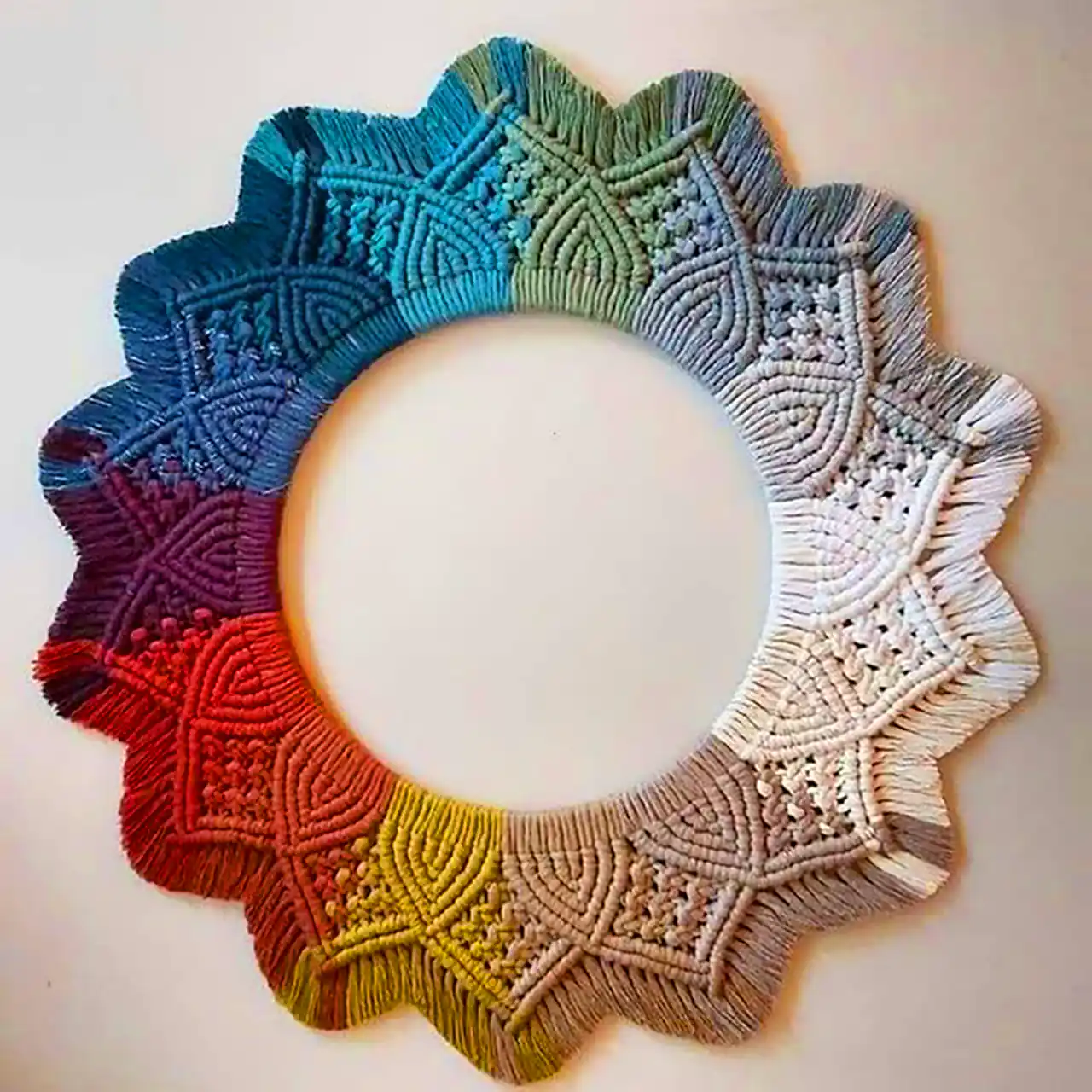 قاب دیوارکوب گرد مینیمال