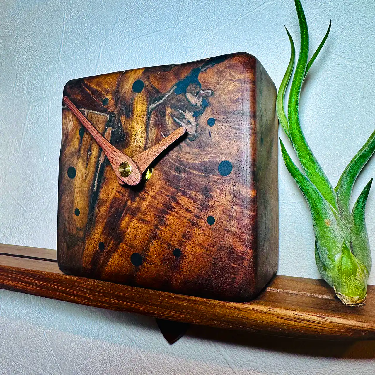 ساعت دستساز چوبی رومیزی