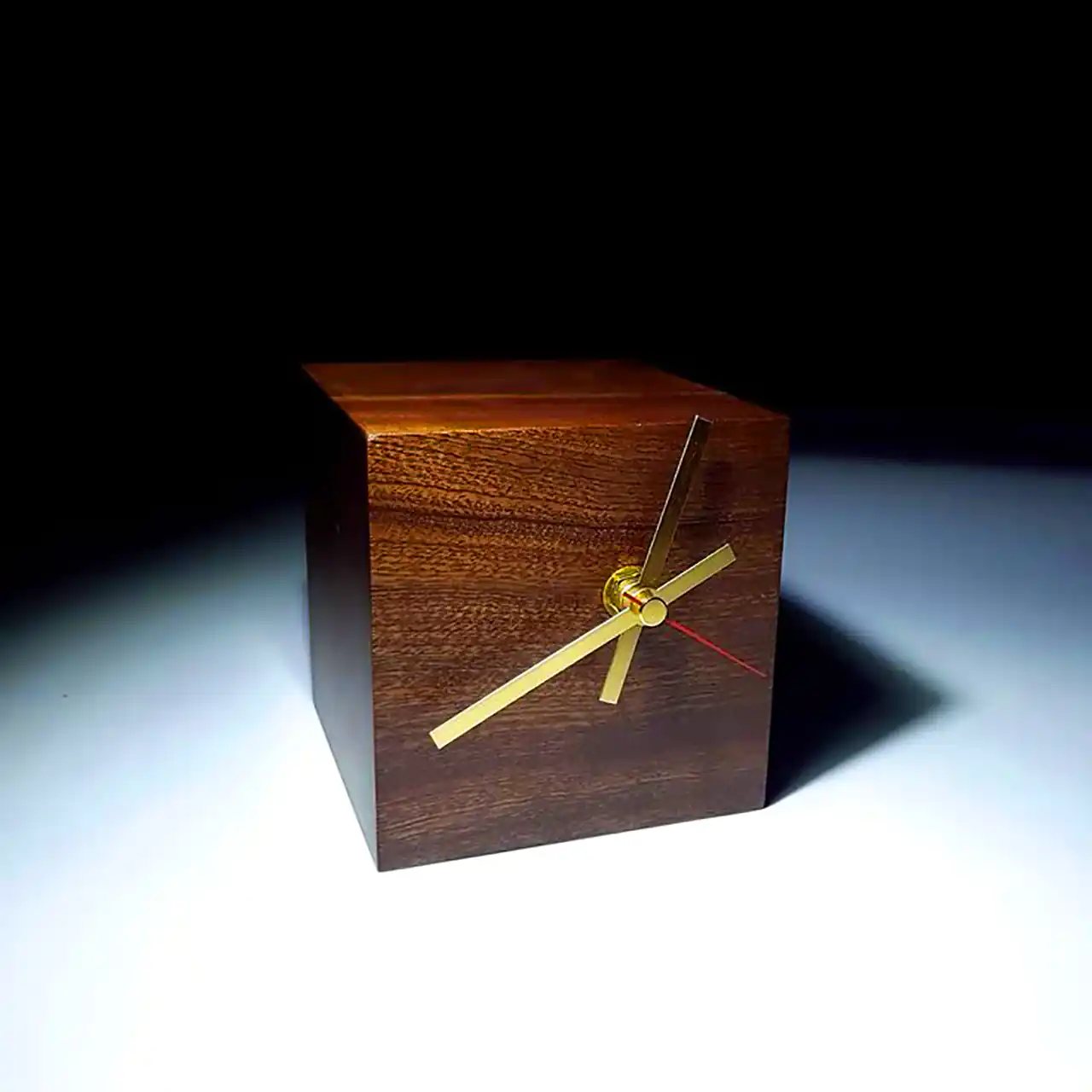 ساعت دستساز چوبی رومیزی