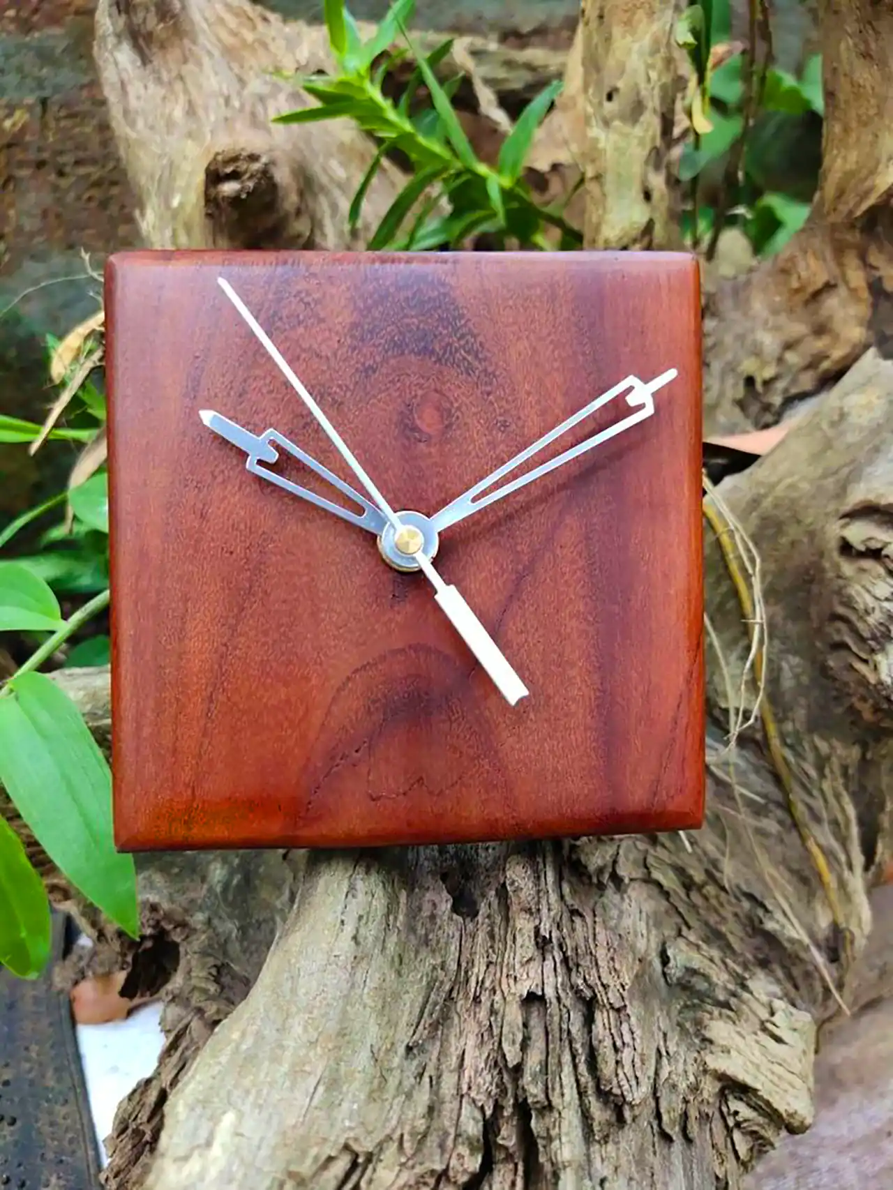 ساعت دستساز چوبی رومیزی