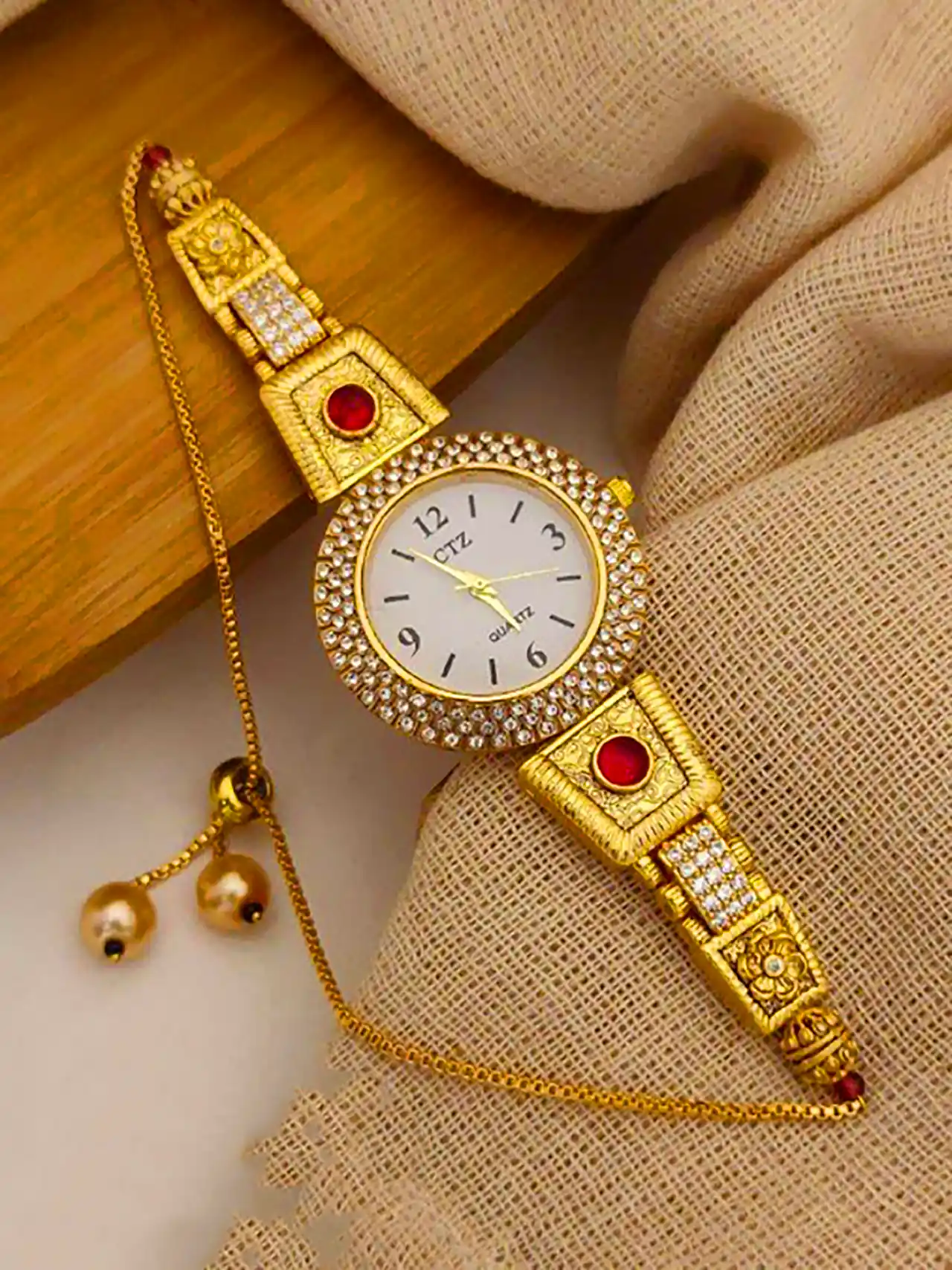 ساعت زنانه با طراحی خوشگل 