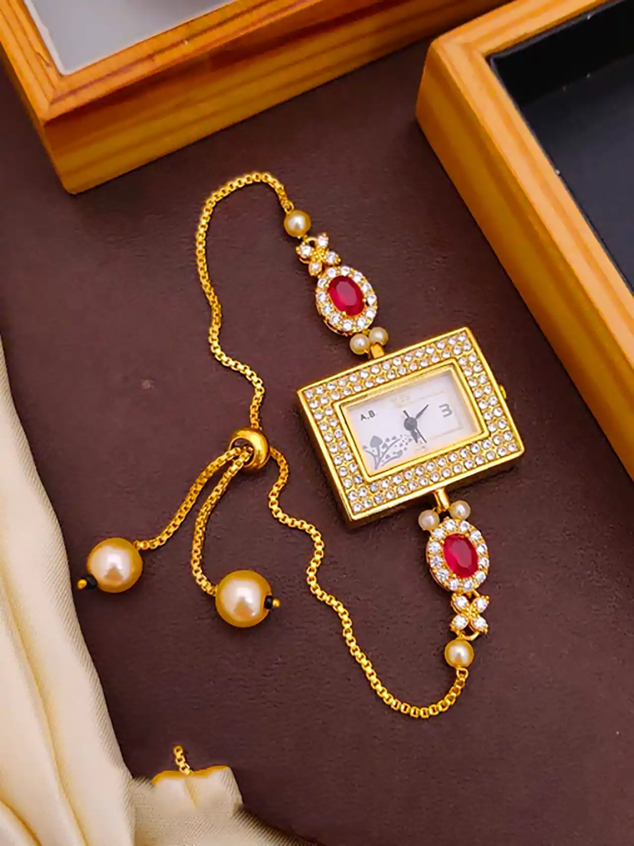 ساعت زنانه با طراحی خوشگل 