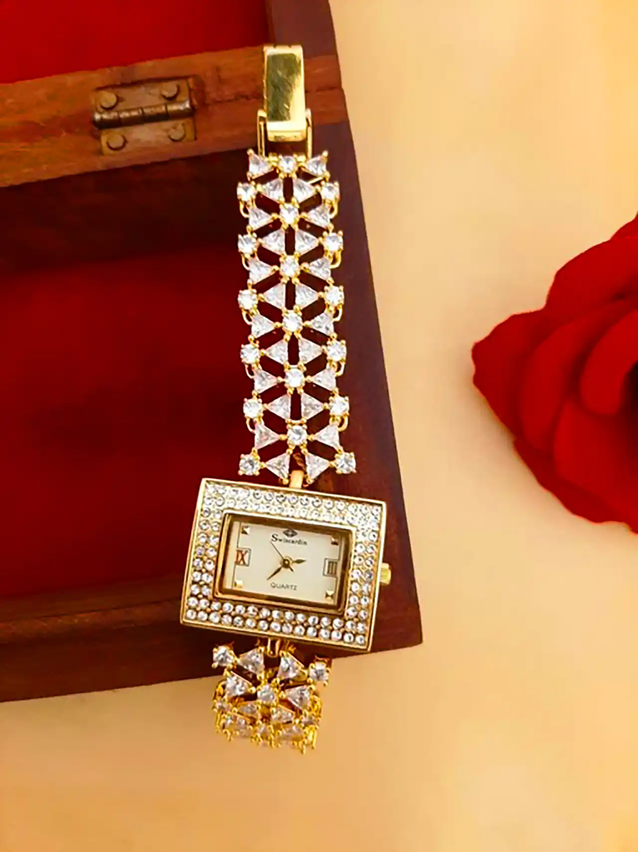 ساعت زنانه با طراحی خوشگل 