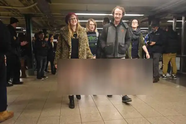 تعبیر خواب شلوار نداشتن زن + برای زن متاهل و باردار و دختر مجرد و از دید مولف