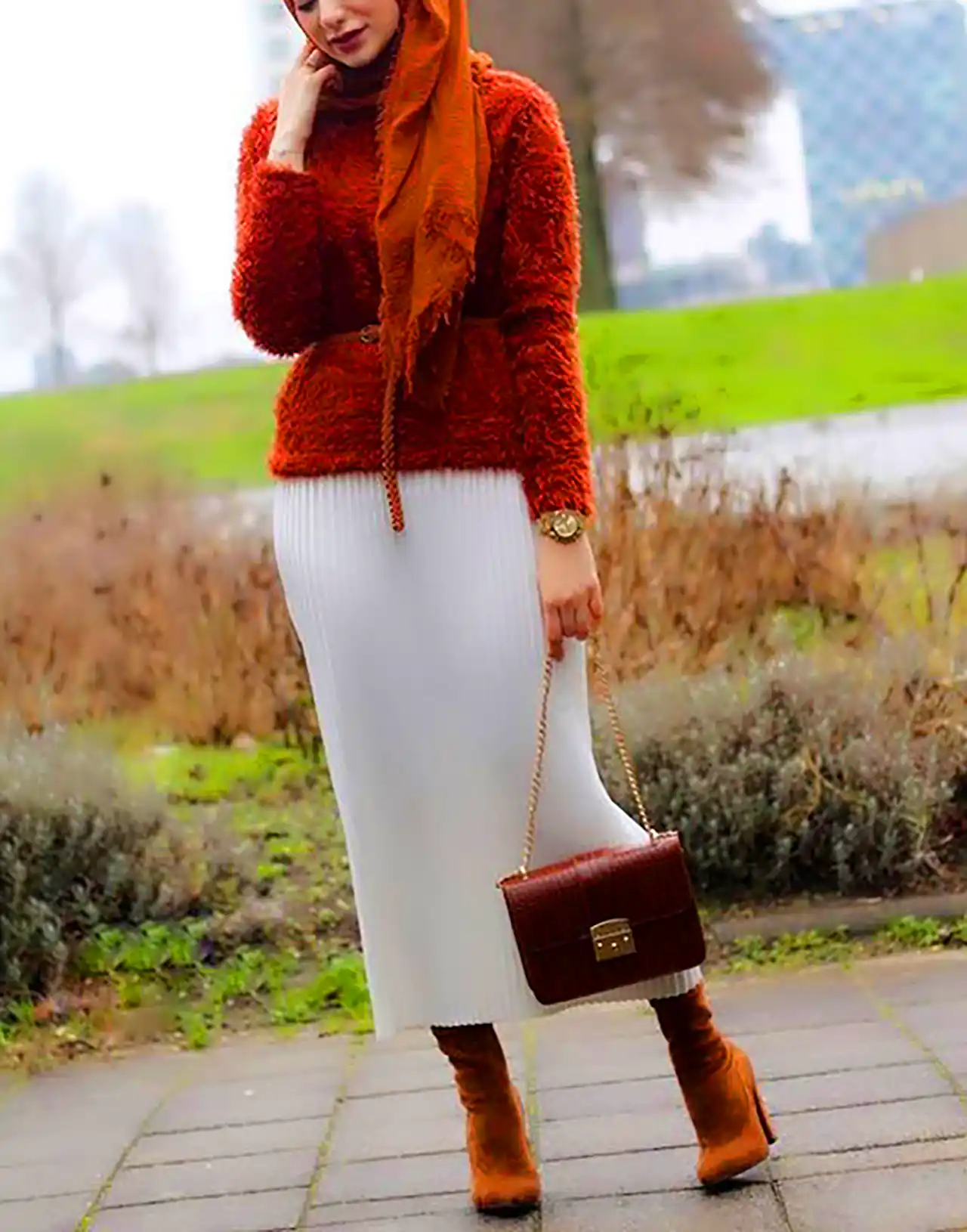 استایل شیک با دامن پشمی