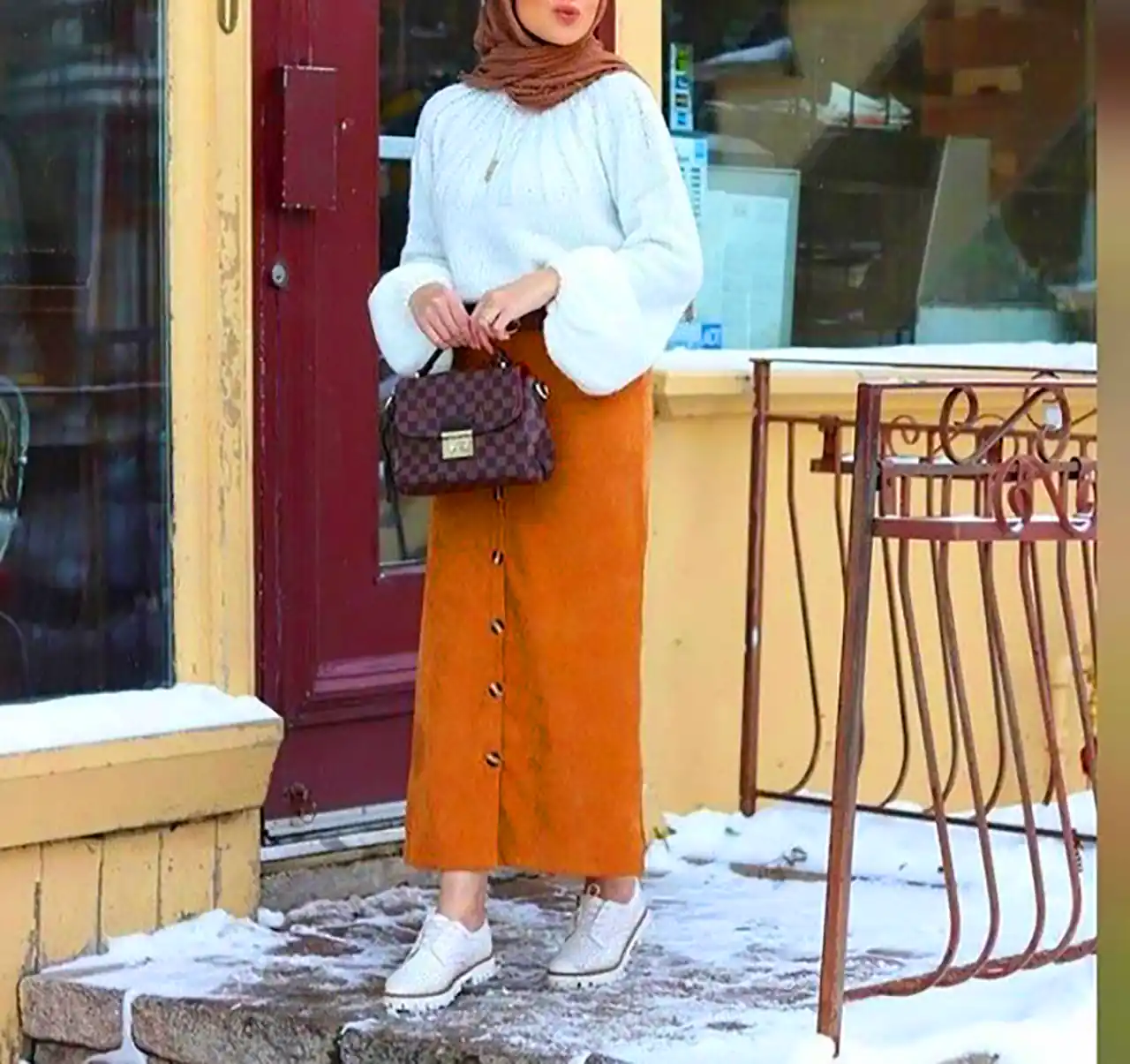 استایل شیک با دامن پشمی