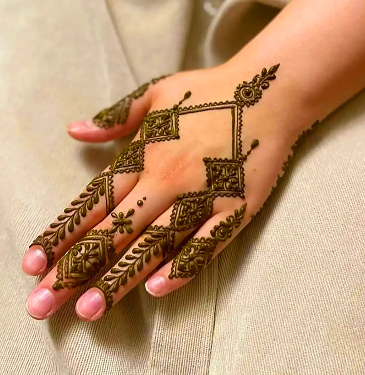 طراحی حنا هندسی خاص 